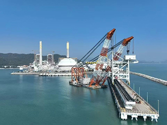 華潤海豐卸船機順利吊裝，助力粵港澳大灣區(qū)能源供應